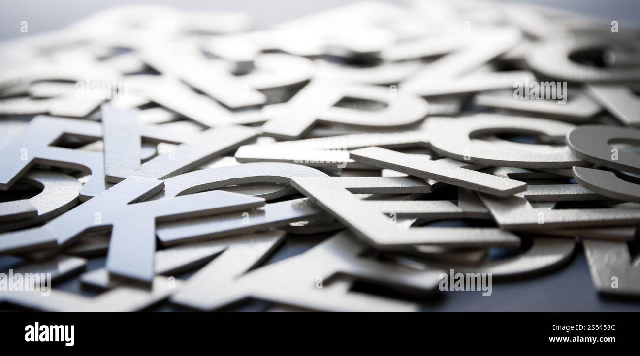 Foto di primo piano con lettere pila pila di lettere piene miste. Concetto di formazione. Foto di primo piano con lettere miste Foto Stock
