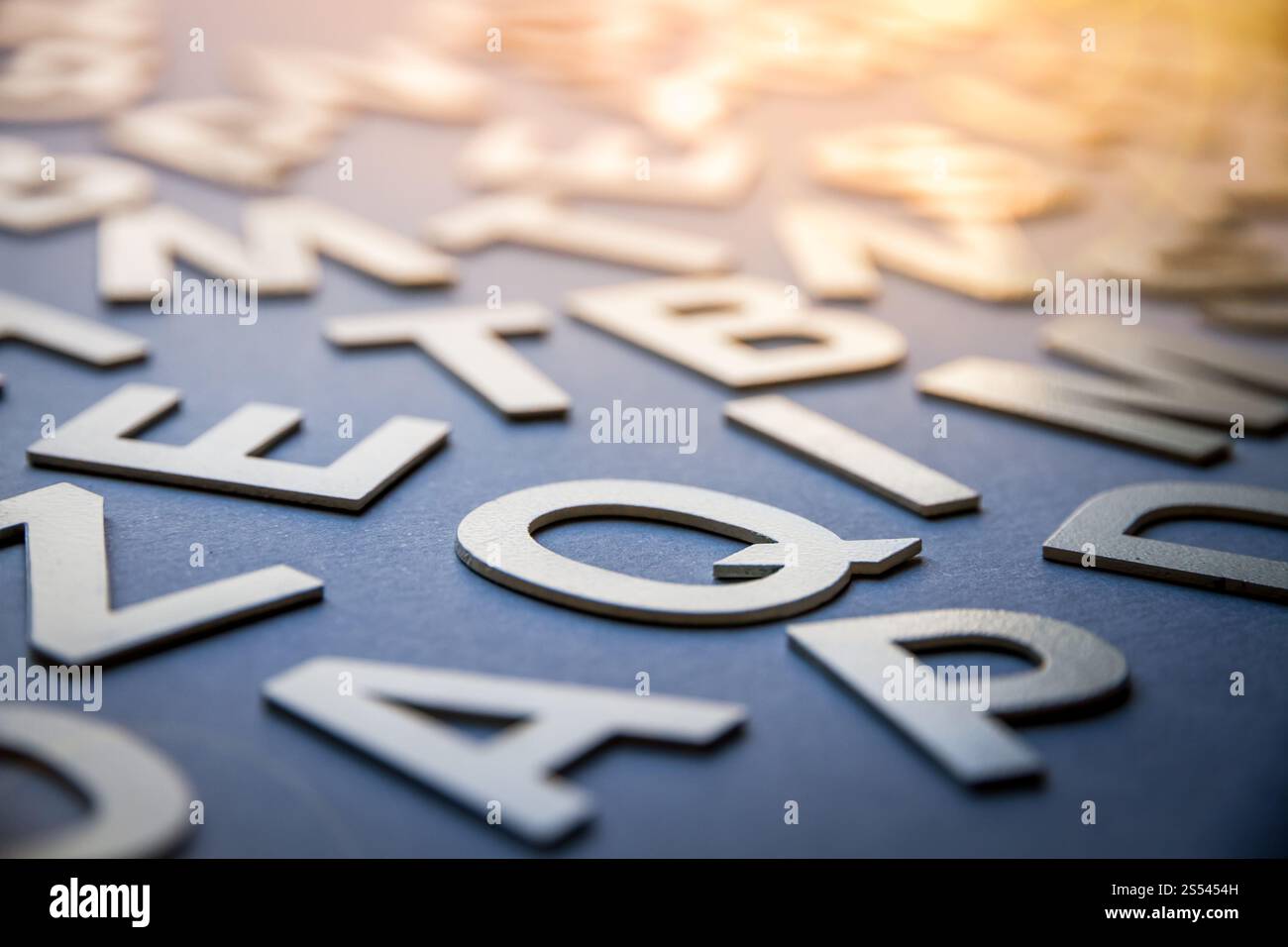 Foto di primo piano con lettere pila pila di lettere piene miste. Concetto di formazione. Foto di primo piano con lettere miste Foto Stock