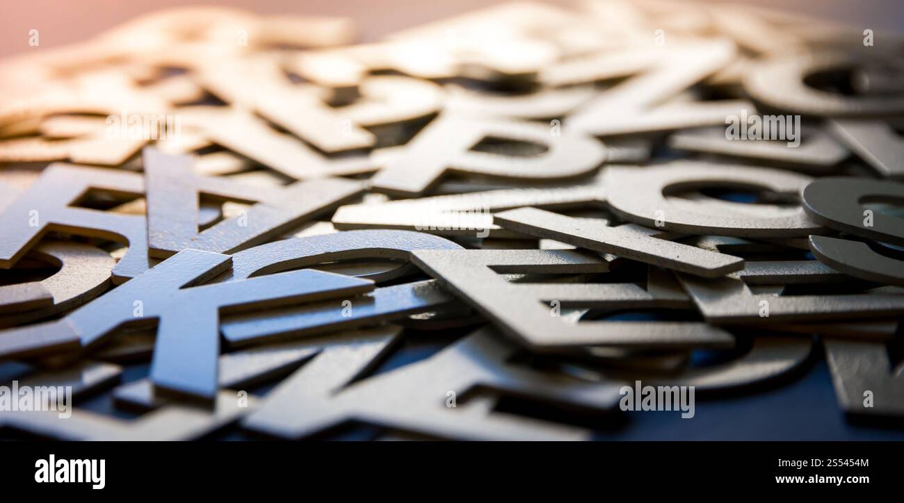 Foto di primo piano con lettere pila pila di lettere piene miste. Concetto di formazione. Foto di primo piano con lettere miste Foto Stock