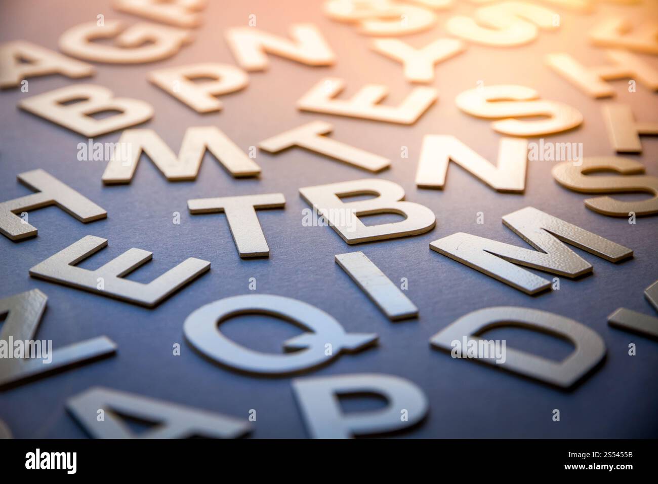Foto di primo piano con lettere pila pila di lettere piene miste. Concetto di formazione. Foto di primo piano con lettere miste Foto Stock