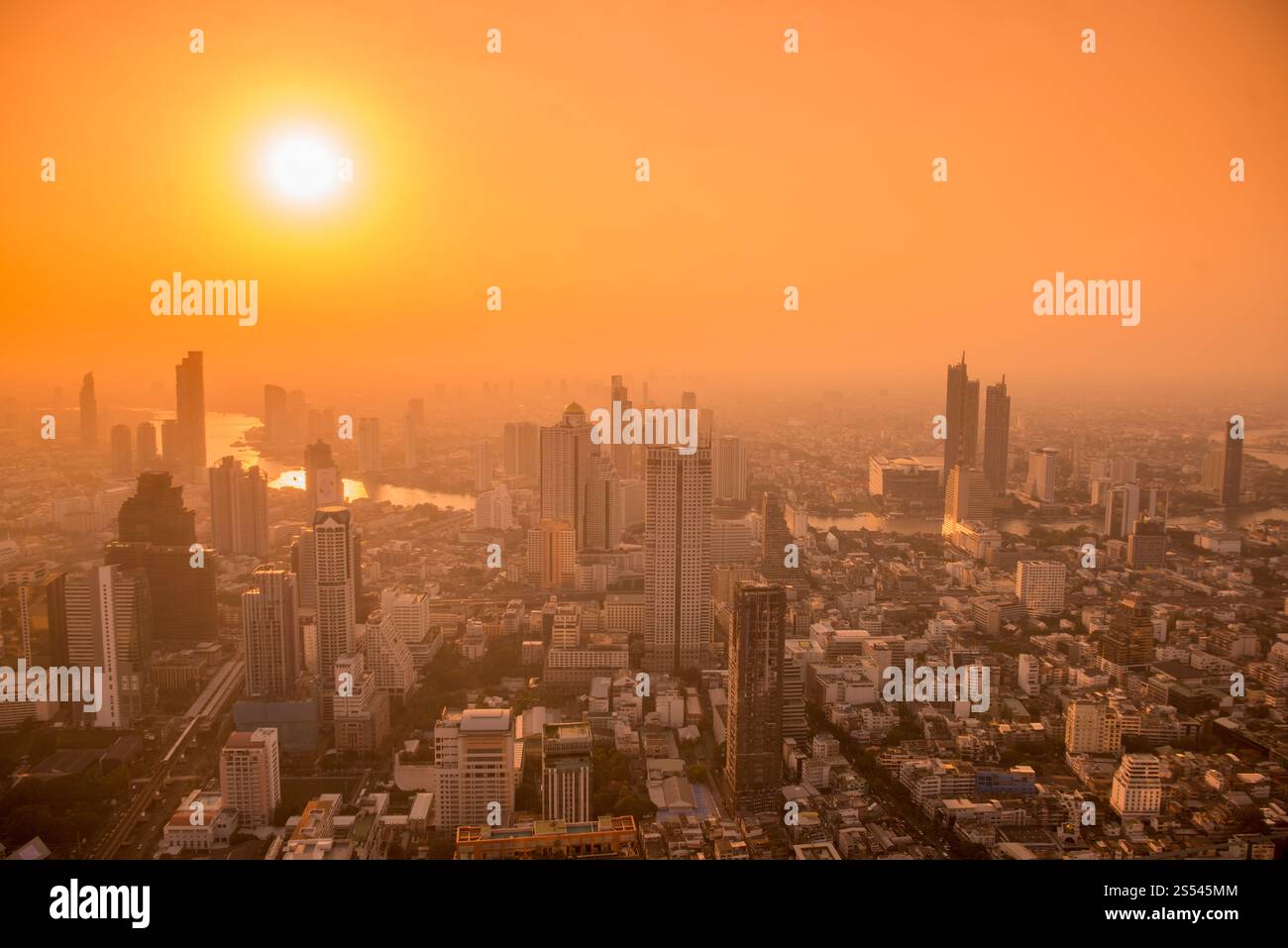 Lo skyline dalla cima del tetto dell'edificio Maha Nakhon a Sathon nella città di Bangkok in Thailandia nel sud dell'Asia. Thailandia, Bangkok, novembre, Foto Stock Lo skyline dalla cima del tetto dell'edificio Maha Nakhon a Sathon nella città di Bangkok in Thailandia nel sud dell'Asia. Thailandia, Bangkok, novembre, Foto Stock