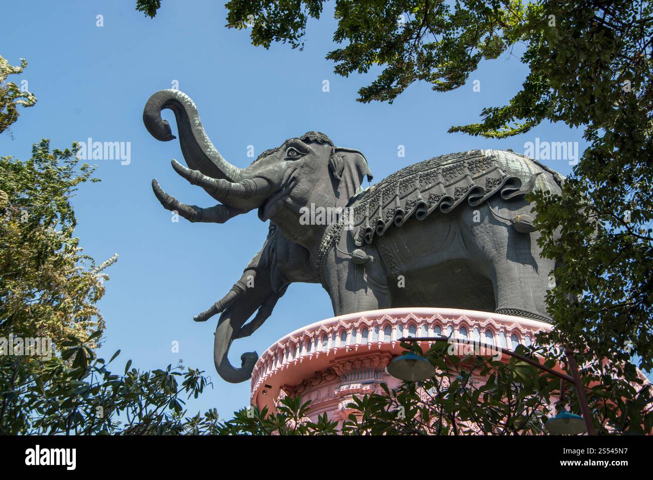 La statua a 3 teste di elefante del Museo degli elefanti Erewan e del tempio a Samut Prakan nea, la città di Bangkok in Thailandia, nel sud dell'Asia. Foto Stock