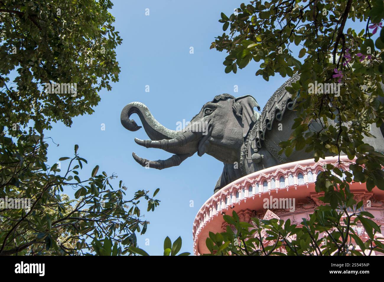 La statua a 3 teste di elefante del Museo degli elefanti Erewan e del tempio a Samut Prakan nea, la città di Bangkok in Thailandia, nel sud dell'Asia. Foto Stock