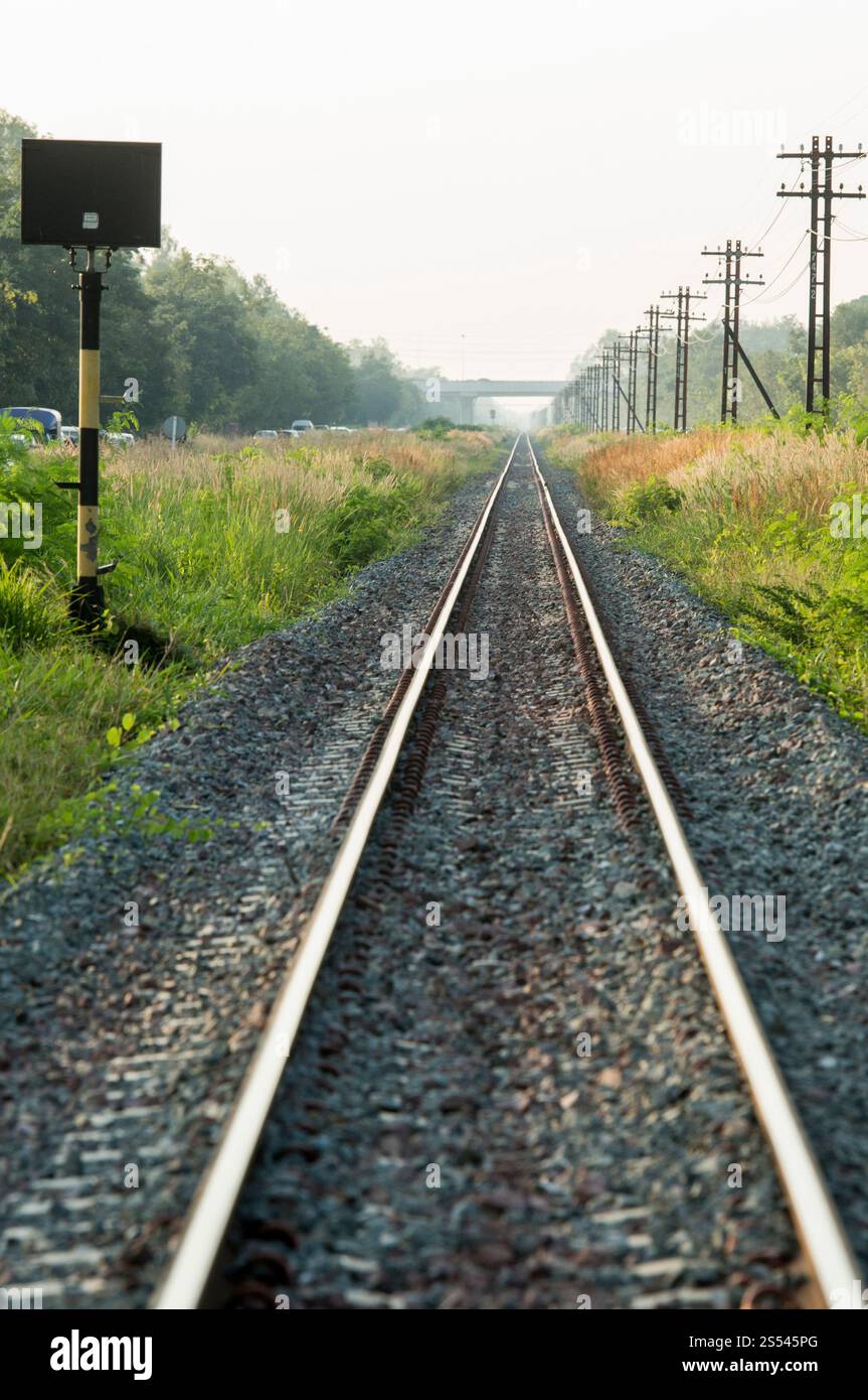 La linea ferroviaria nella città di Lamphun nella provincia di Lamphun nel nord della Thailandia. Thailand, Lamphun, novembre 2019. FERROVIA THAILANDIA CHIANG MAI Foto Stock