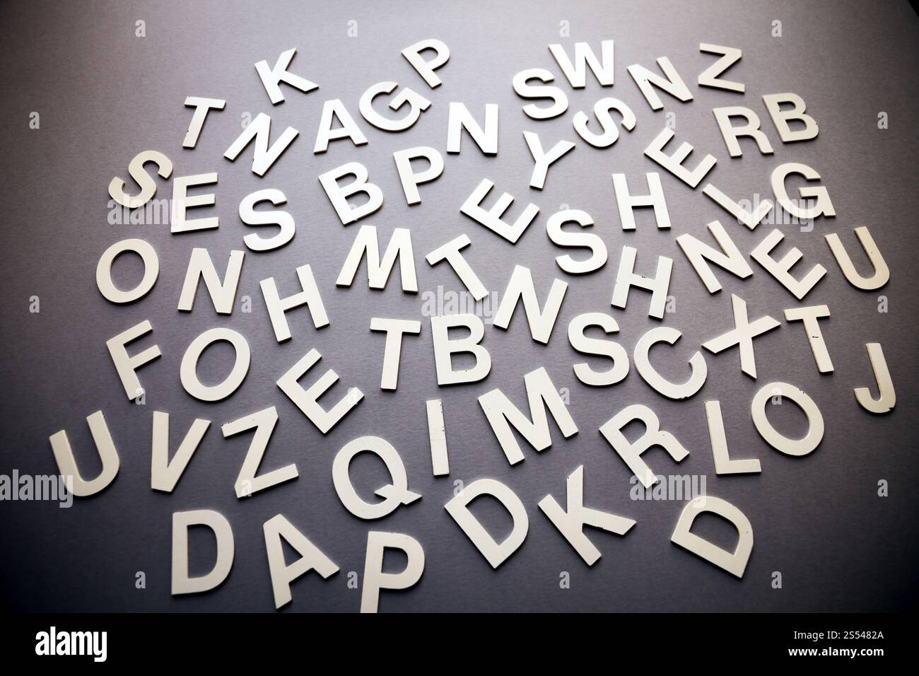 Foto di primo piano con lettere pila pila di lettere piene miste. Concetto di formazione. Foto di primo piano con lettere miste Foto Stock