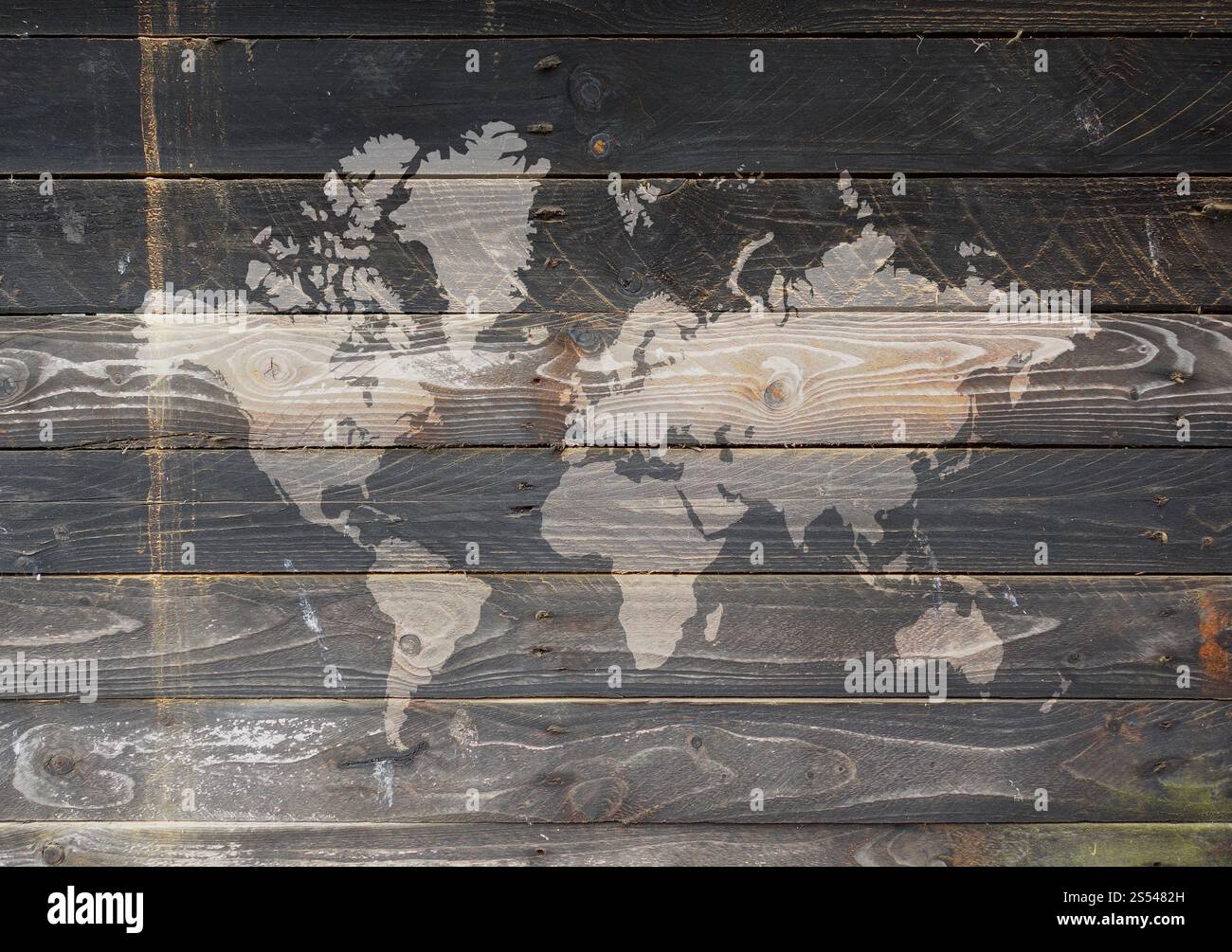 Mappa del mondo su un muro di legno d'epoca. Mappa del mondo su un muro di legno Foto Stock