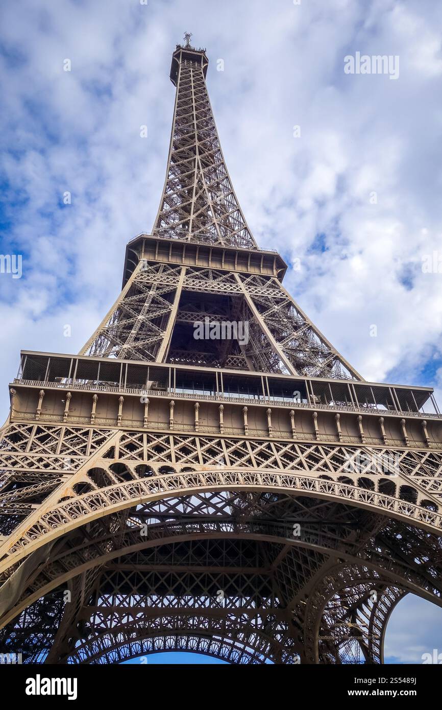 Vista sulla Torre Eiffel dal basso, Parigi, Francia. Torre Eiffel, Parigi, Francia Foto Stock
