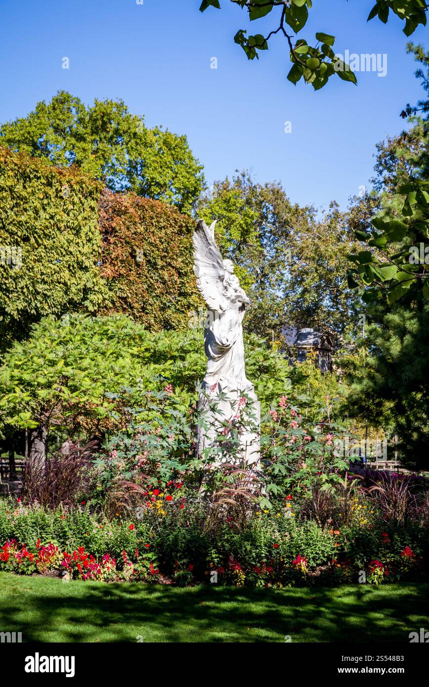 Statua dell'Angelo nei Giardini di Lussemburgo, Parigi, Francia. Statua dell'Angelo nei Giardini di Lussemburgo, Parigi Foto Stock