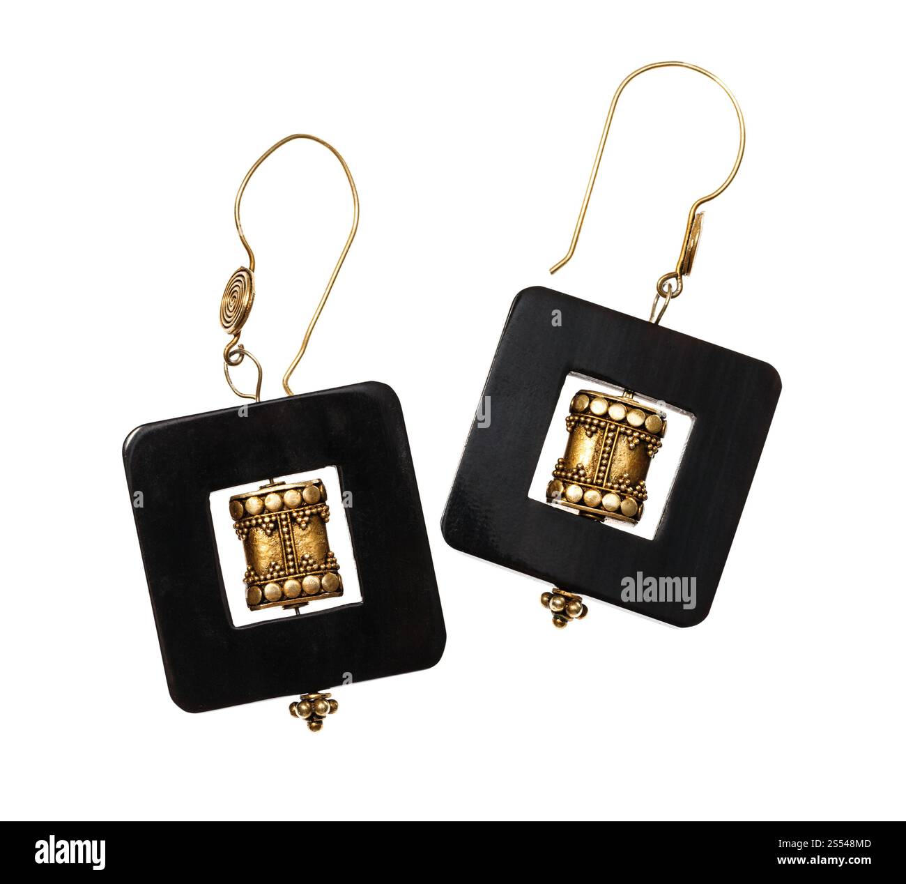 Orecchini fatti a mano dal tradizionale indiano elementi in ottone e avvisatore acustico telaio isolato su sfondo bianco Foto Stock