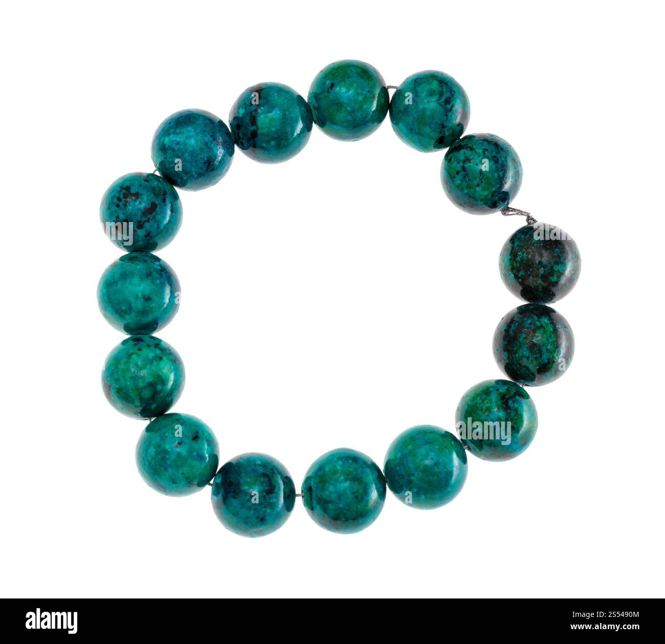Vista superiore della stringa di perle da naturale gemma chrysocolla isolati su sfondo bianco Foto Stock