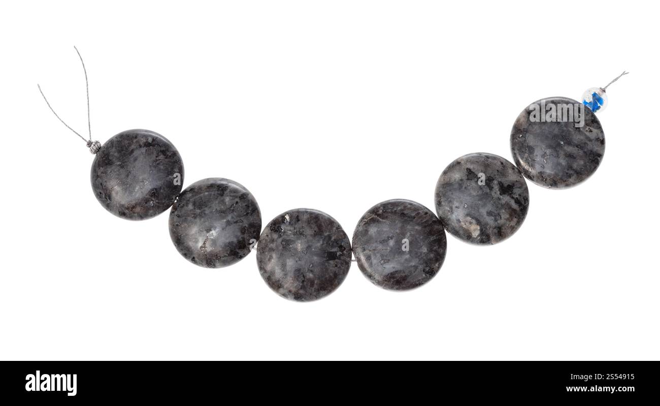 Stringa di perle da lucidato naturale Labradorite Pietra isolato su sfondo bianco Foto Stock