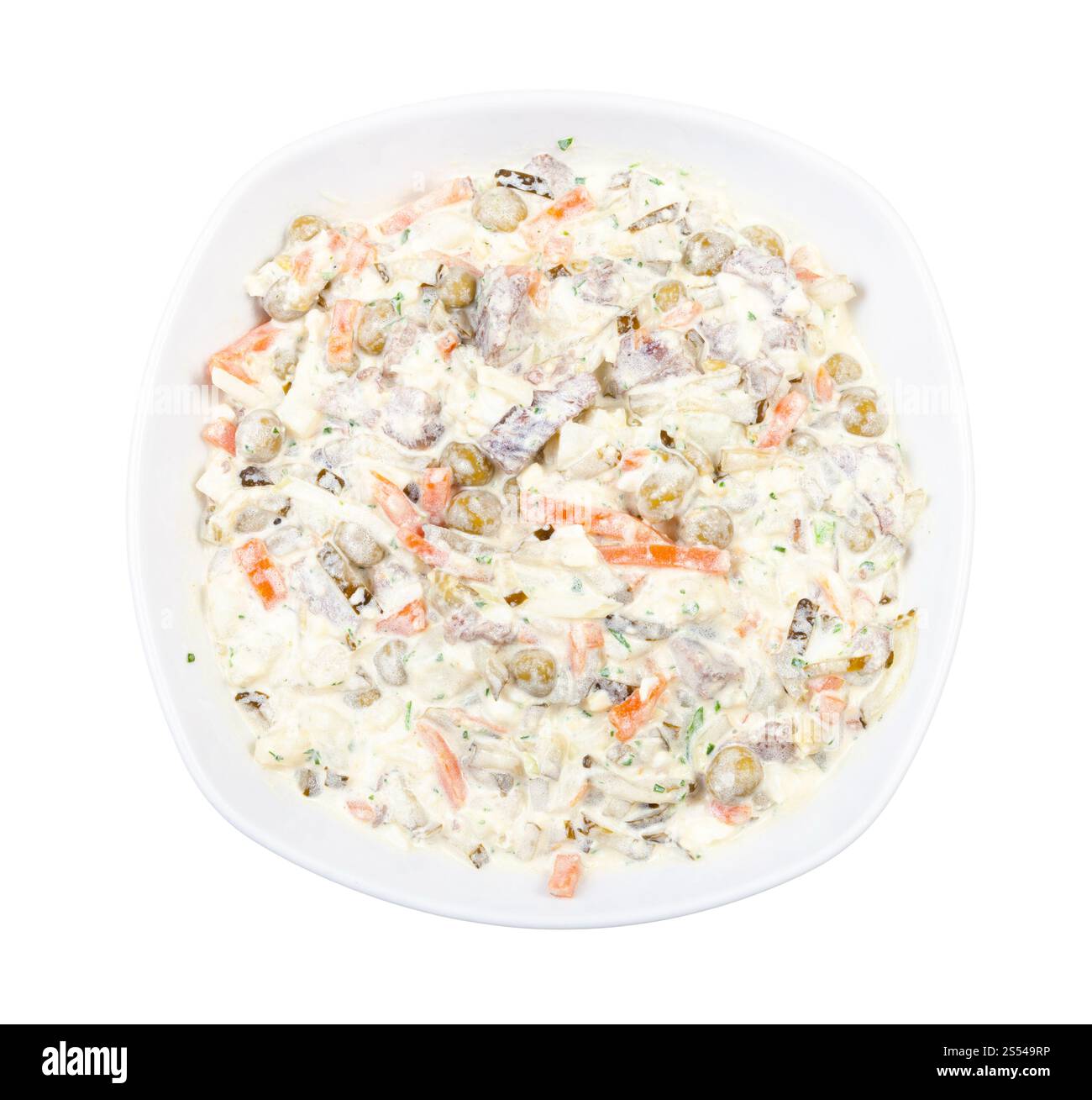 Vista dall'alto della porzione di insalata russa Olivier in una ciotola bianca isolata su sfondo bianco. Vista dall'alto della porzione di insalata russa Olivier Foto Stock
