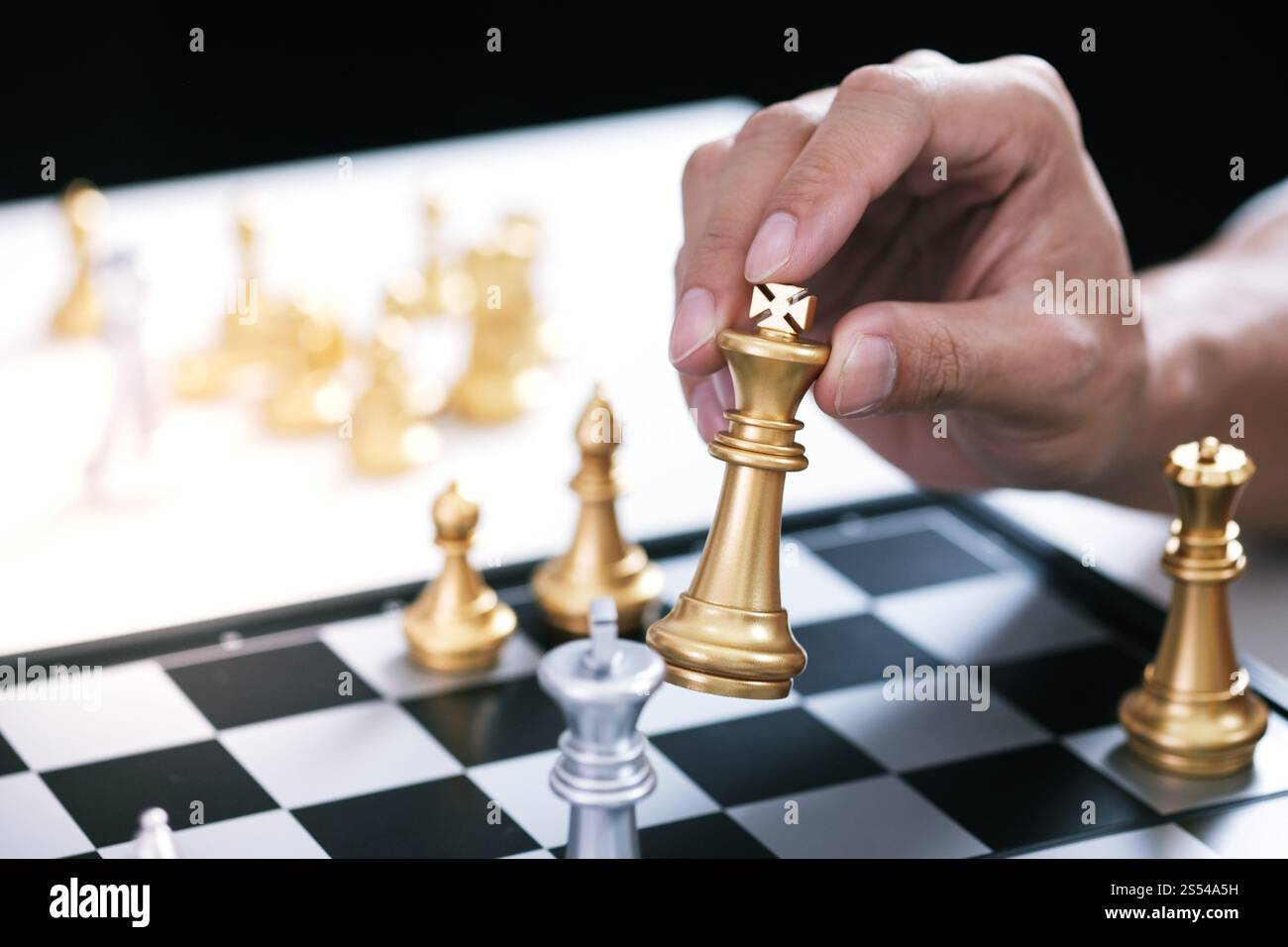 Imprenditore giocare con il gioco di scacchi. successo il concetto di gestione della strategia aziendale e sfida tattica Foto Stock