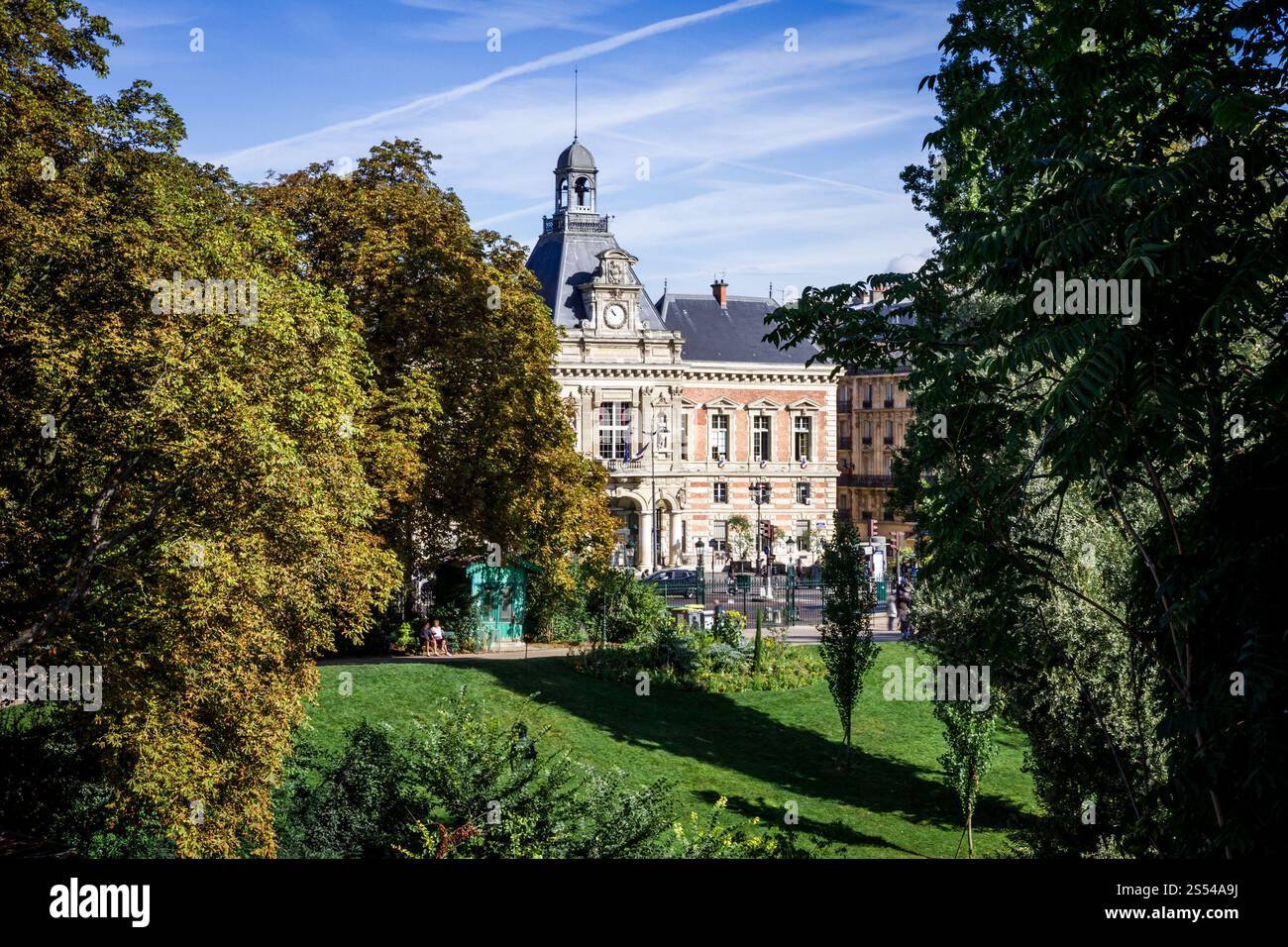 Vista del 19° municipio dal parco Buttes-Chaumont, Parigi, Francia. Vista del 19° municipio dal Buttes-Chaumont, Parigi Foto Stock