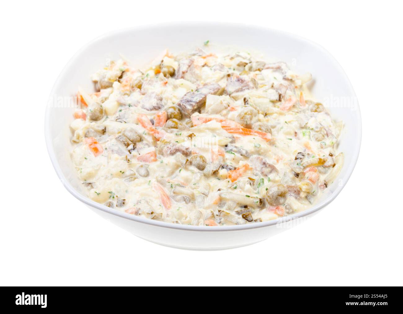 Porzione di insalata russa Olivier in ciotola bianca isolata su sfondo bianco. Porzione di insalata russa Olivier in ciotola bianca Foto Stock