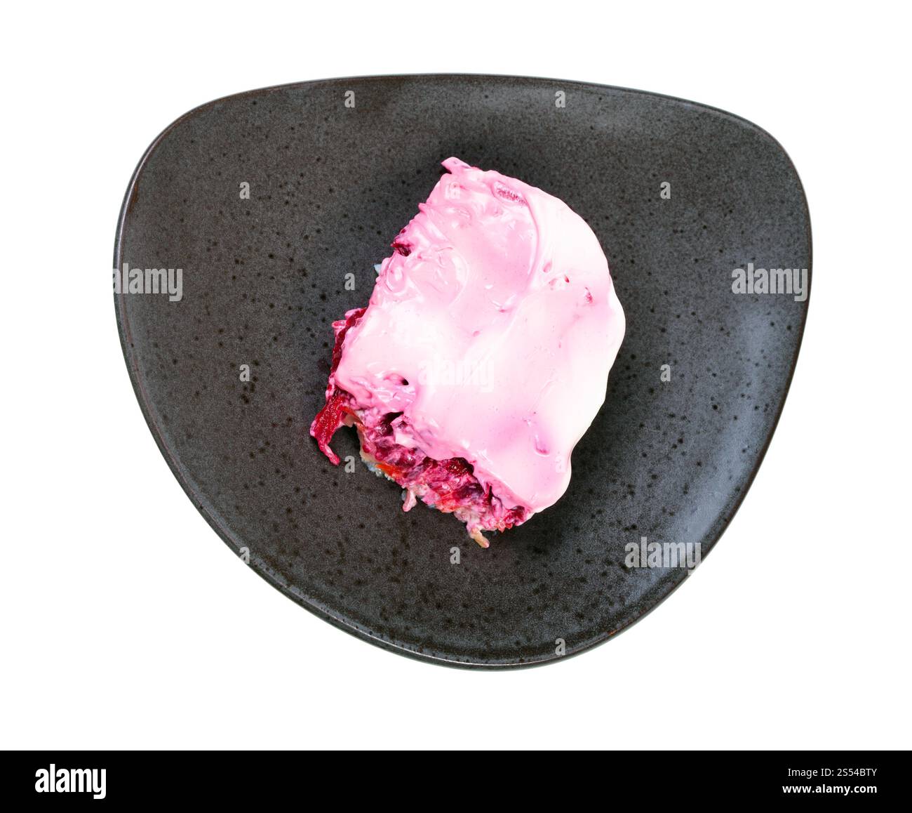 Vista dall'alto della porzione di insalata russa di aringhe su piatto nero isolato su sfondo bianco. Vista dall'alto dell'insalata russa di aringhe Foto Stock