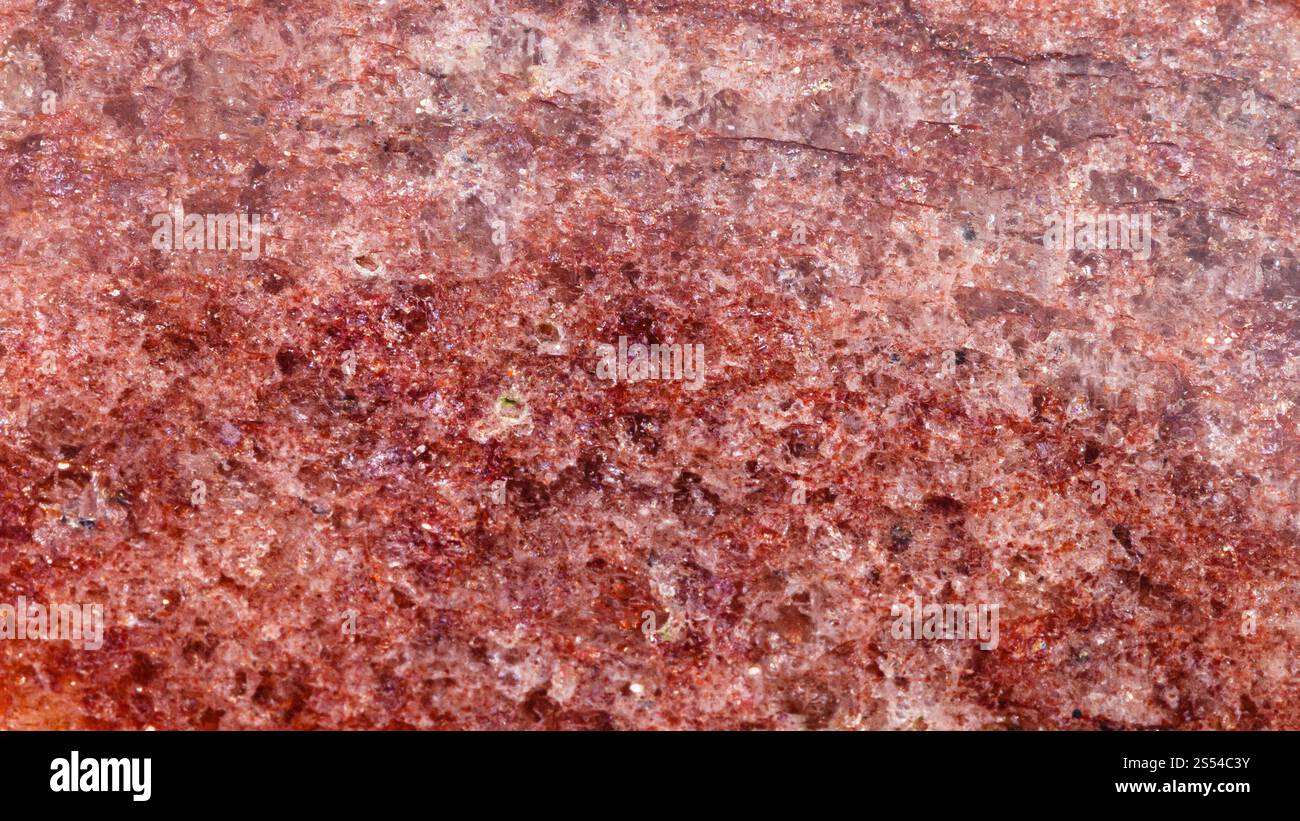 Sfondo panoramico da primo piano di roccia Aventurina rossa naturale lucida. Sfondo da rosso naturale marrone Aventurine Foto Stock