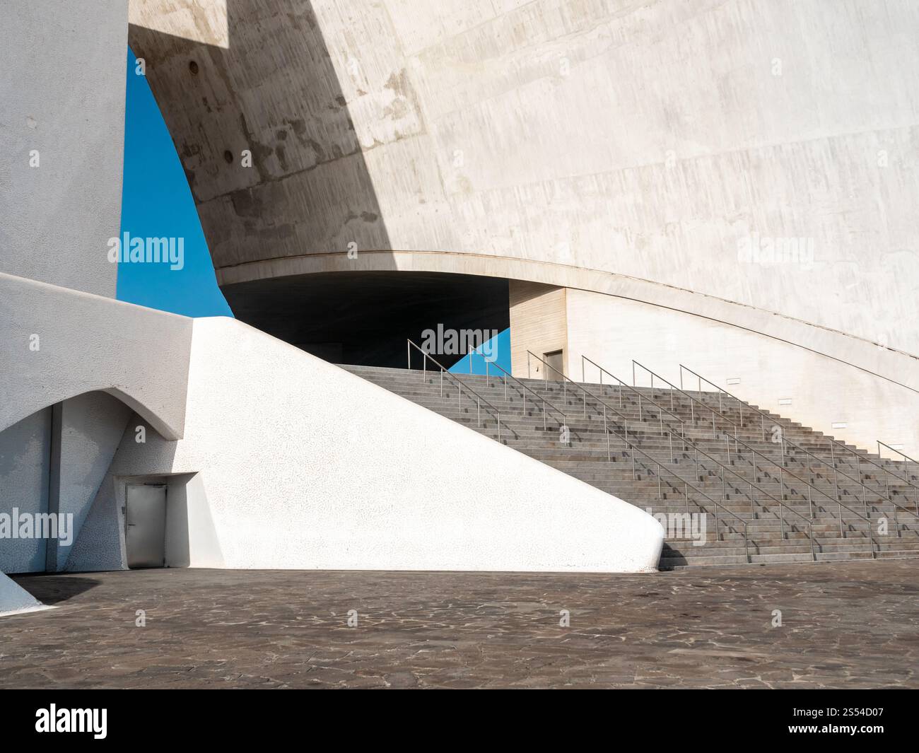 Grande scalinata in pietra e ingresso al teatro dell'opera di Santa Cruz de Tenerife. Immagine di una grande scala in pietra e ingresso al teatro dell'opera in Foto Stock