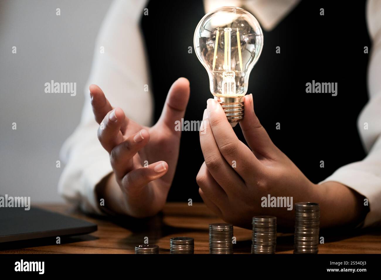 Idea risparmio monete con lampadina per investimento idea concetto e innovazione Foto Stock