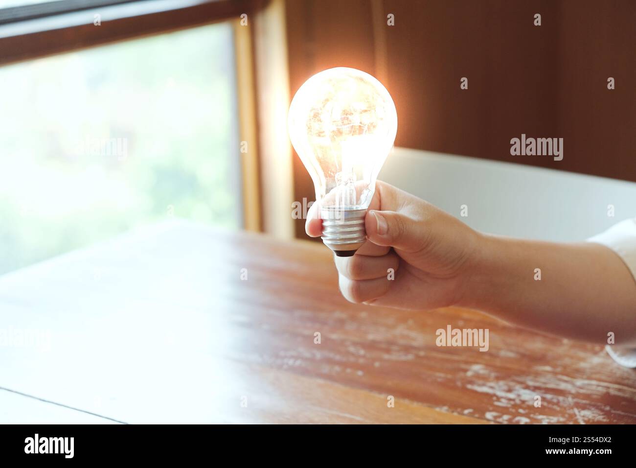 Idea di persona d'affari che tiene la luce concetto di lampadina creatività con le lampadine Foto Stock