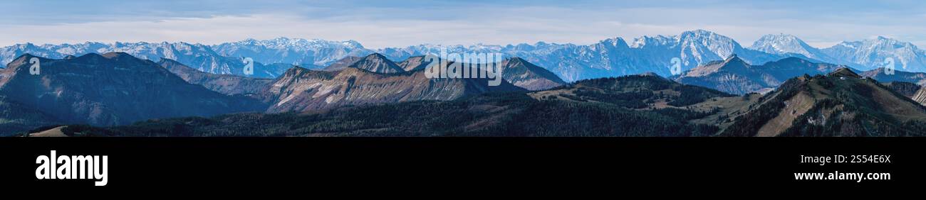 Pittoresca vista sulle Alpi autunnali dal punto panoramico di Schafberg, Salzkammergut, alta Austria. Foto Stock