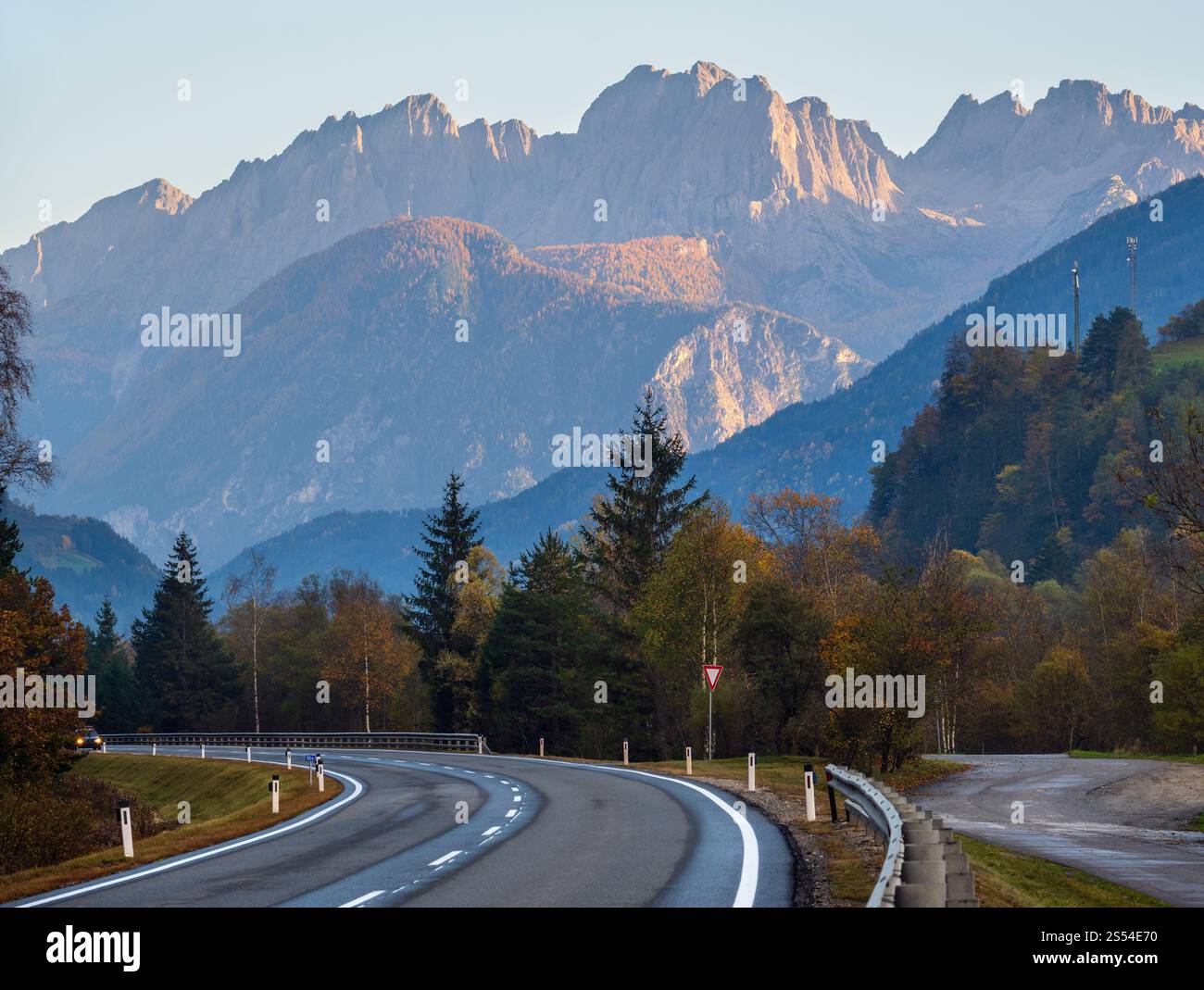 Autunno Alpi montagna sera strada vista da Felbertauernstrasse percorso, Tauer, Tirol, Austria. Foto Stock