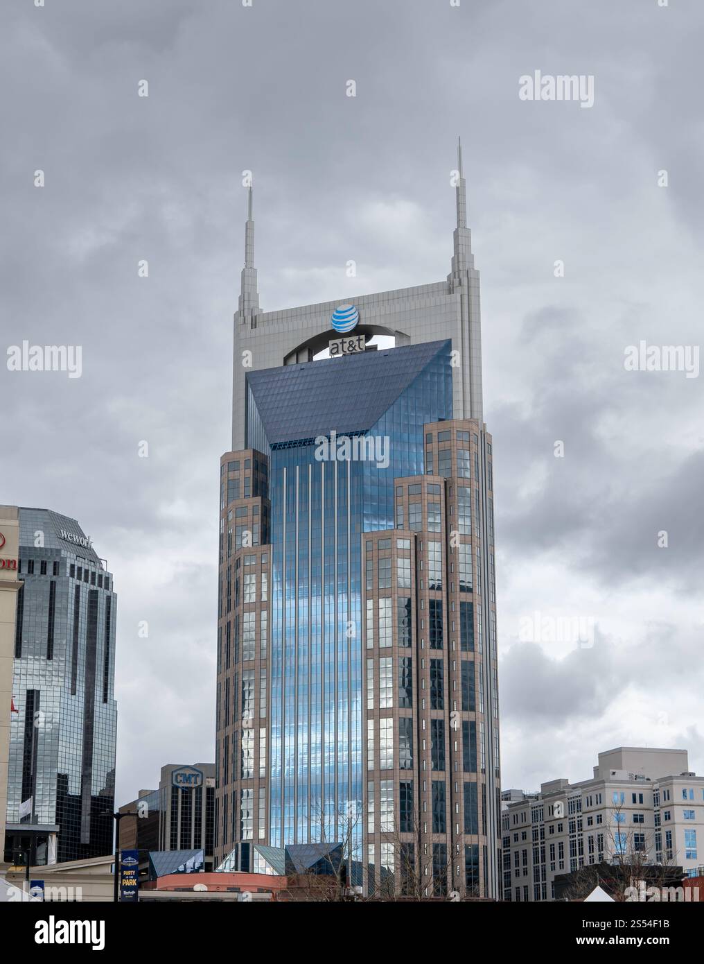 NASHVILLE, Tennessee - 15 marzo 2024: L'edificio AT&T nel centro di Nashville, noto anche come Batman Building o Bat Tower. Foto Stock