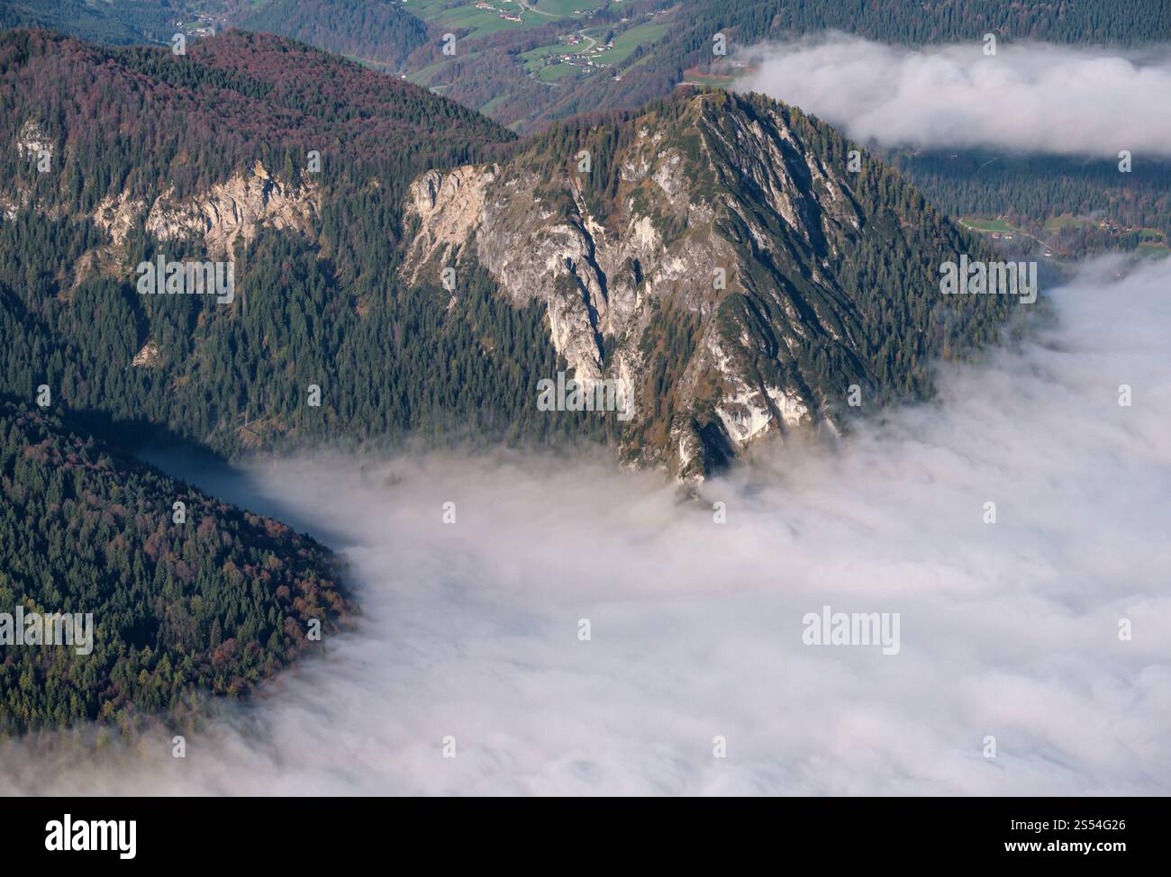 Autunno Alpi mistico vista mattutina da Jenner Viewing Platform, Schonau am Konigssee, Berchtesgaden National Park, Baviera, Germania. Foto Stock