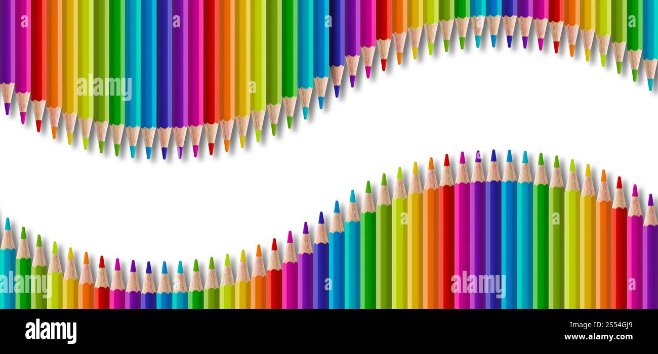 Set di matite di legno colorate a forma d'onda isolate su bianco. Sfondo banner panoramico. Set di matite di legno colorate a forma d'onda. Banner panoramico Foto Stock