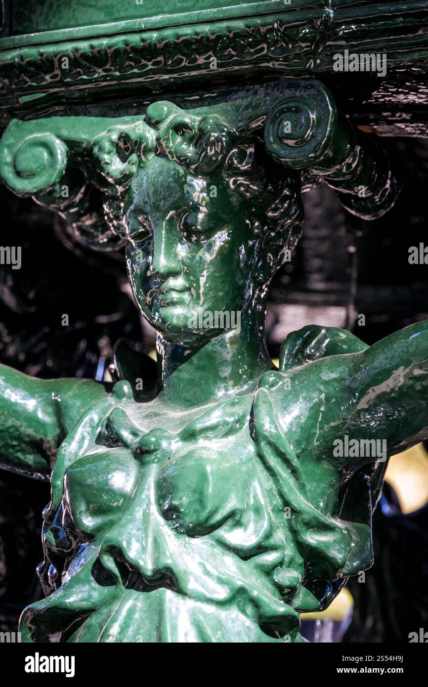 Dettaglio della tradizionale fontana Wallace a Parigi, Francia. Dettagli della fontana Wallace a Parigi Foto Stock