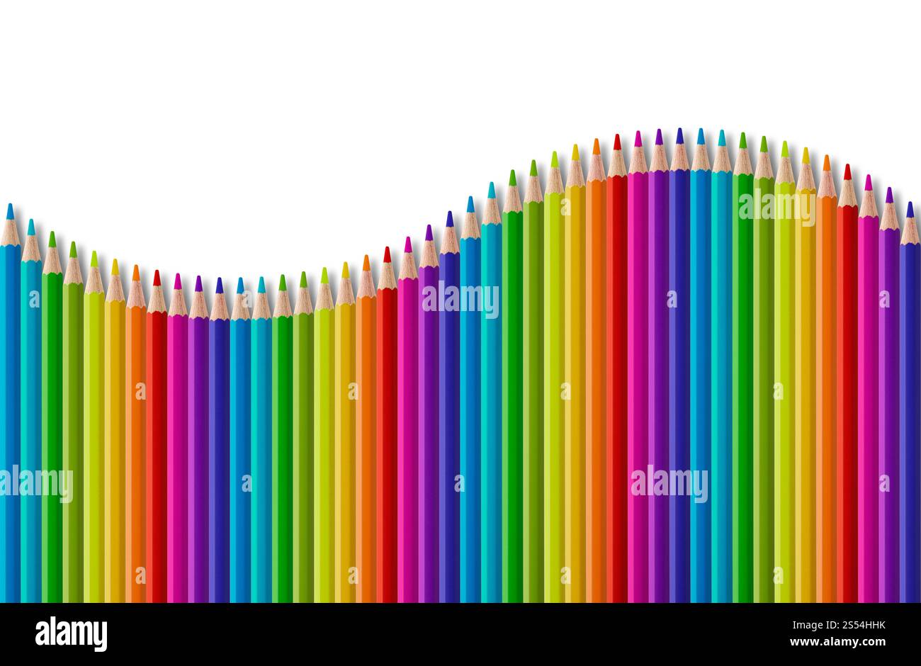 Set di matite di legno colorate a forma d'onda isolate su sfondo bianco. Set di matite di legno colorate a forma d'onda su sfondo bianco Foto Stock