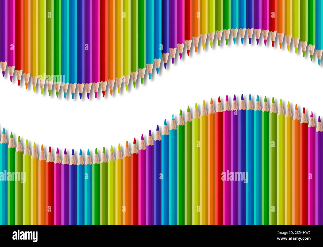 Set di matite di legno colorate a forma d'onda isolate su sfondo bianco. Set di matite di legno colorate a forma d'onda su sfondo bianco Foto Stock