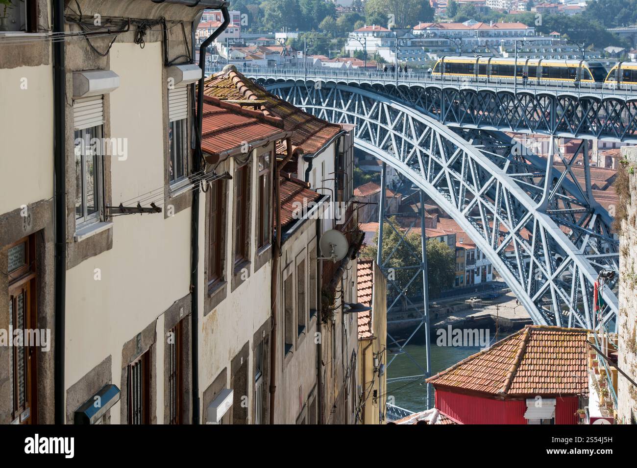 Il Ponte de Dom Luis 1 nella città vecchia sul fiume Douro a Ribeira nel centro di Porto a Porugal in Europa. Portogallo, Porto, Oktober, Foto Stock