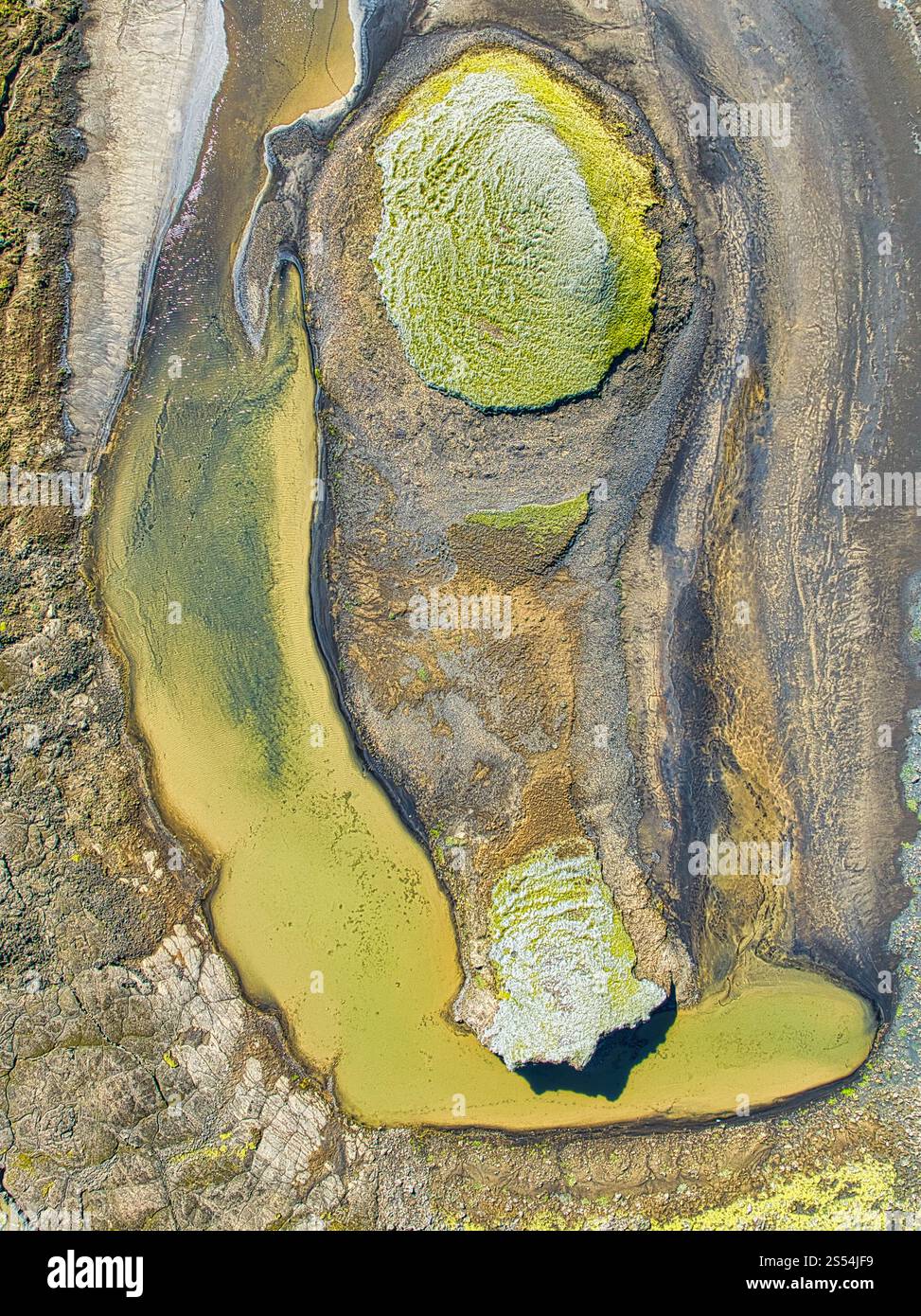 Vista aerea di una vibrante area geotermica in Islanda con colorati depositi minerali e motivi suggestivi, che mostrano attività vulcaniche e geotermiche Foto Stock