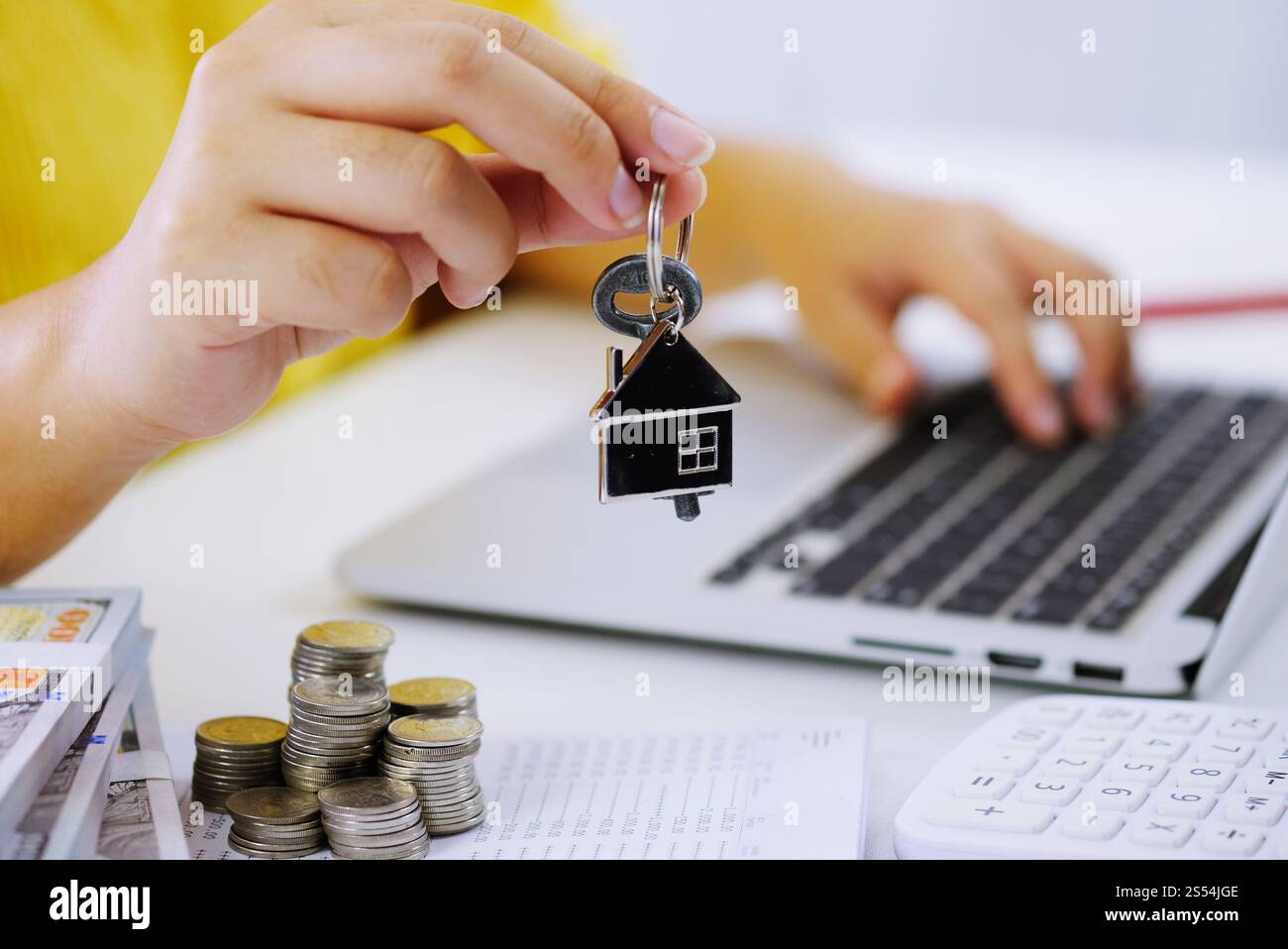 Investimento immobiliare con con pila di monete di soldi. Finanziario o concetto di assicurazione Foto Stock