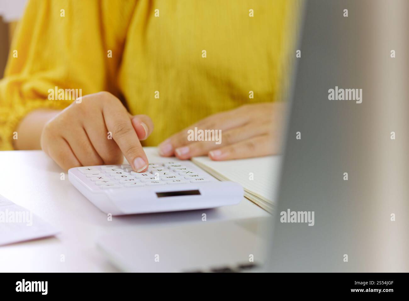 Investimento immobiliare con con pila di monete di soldi. Finanziario o concetto di assicurazione Foto Stock