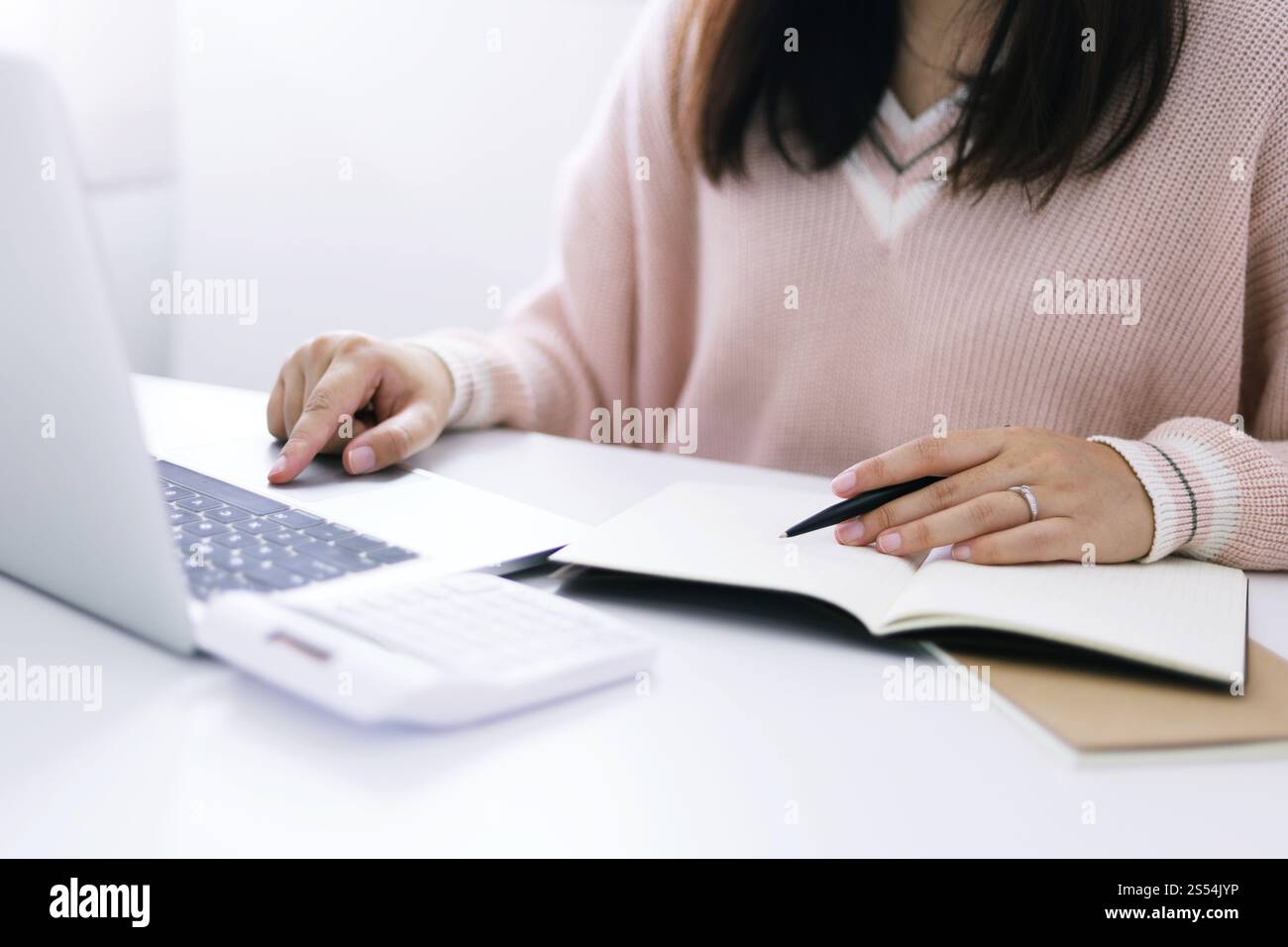 Donna che lavora da casa COVID-19 Pandemic Coronavirus isolamento domestico auto quarantena. Rimani a casa e rimani al sicuro Foto Stock