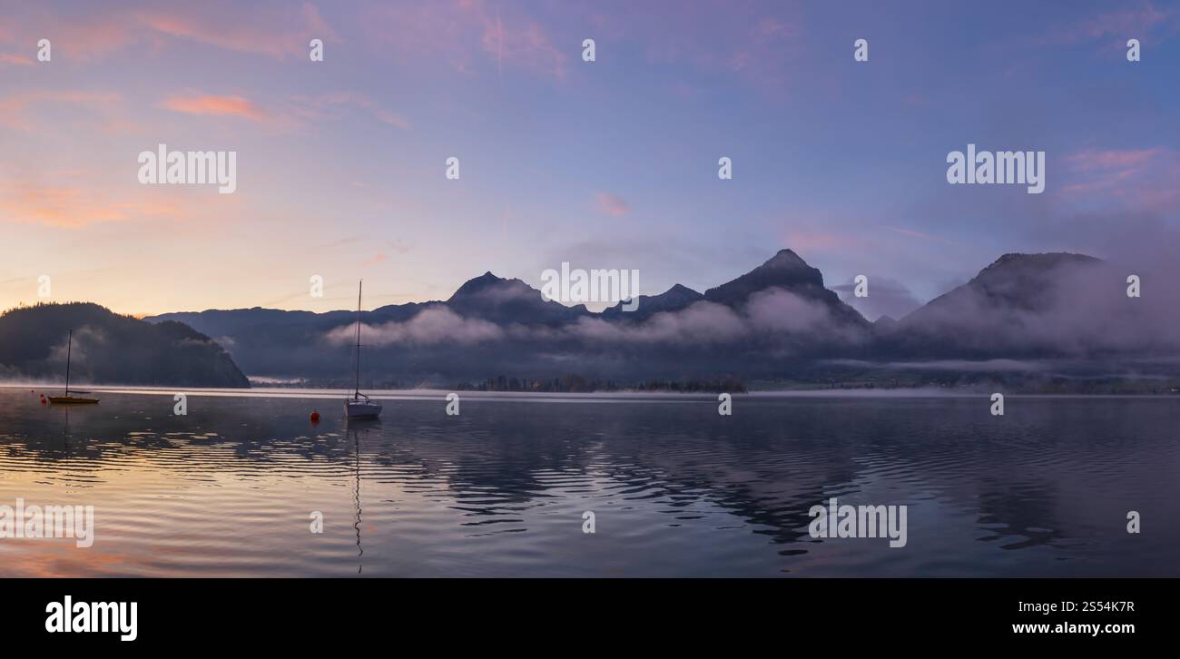 Tranquillo autunno Alpi montagna lago. Alba Wolfgangsee lago vista, St. Wolfgang im Salzkammergut, alta Austria. Foto Stock