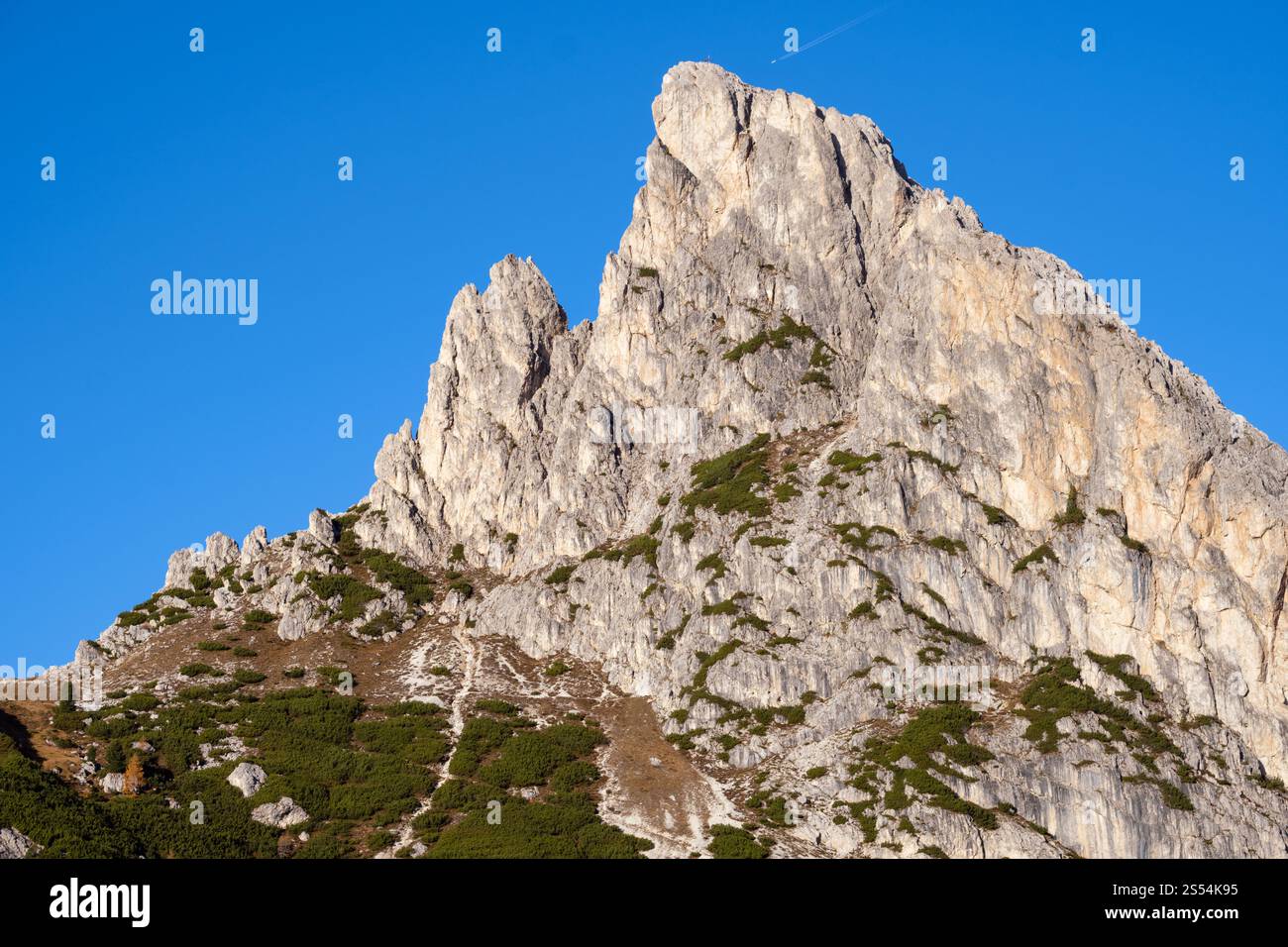 Dolomiti alpine autunnali soleggiate e colorate, altopiano, Italia. Vista tranquilla dal passo Falzarego. Foto Stock