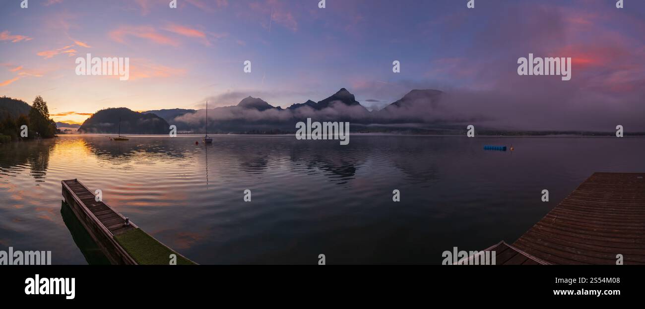 Tranquillo autunno Alpi montagna lago. Alba Wolfgangsee lago vista, St. Wolfgang im Salzkammergut, alta Austria. Foto Stock