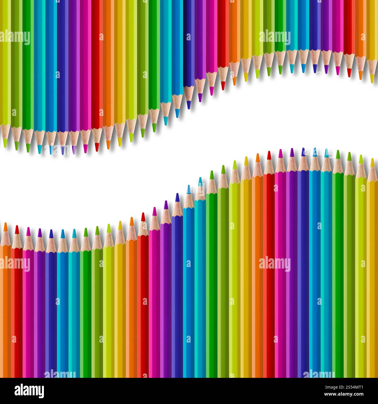 Set di matite di legno colorate a forma d'onda isolate su sfondo bianco. Set di matite di legno colorate a forma d'onda su sfondo bianco Foto Stock