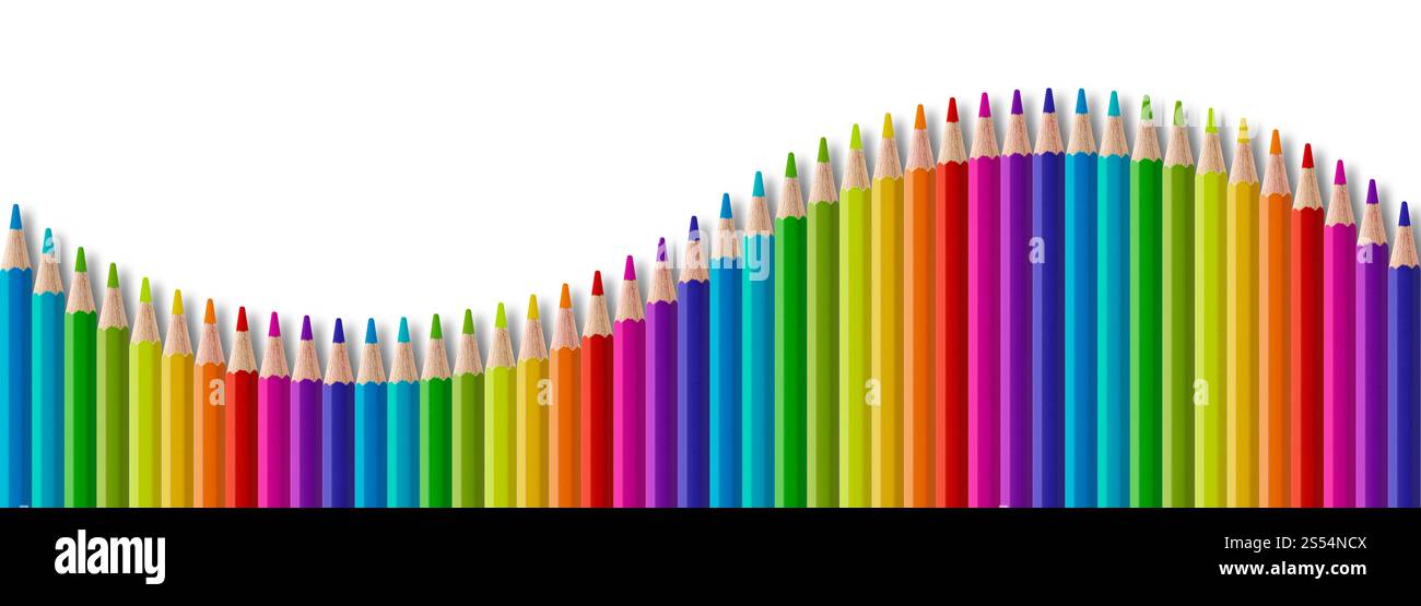 Set di matite di legno colorate a forma d'onda isolate su bianco. Sfondo banner panoramico. Set di matite di legno colorate a forma d'onda. Banner panoramico Foto Stock