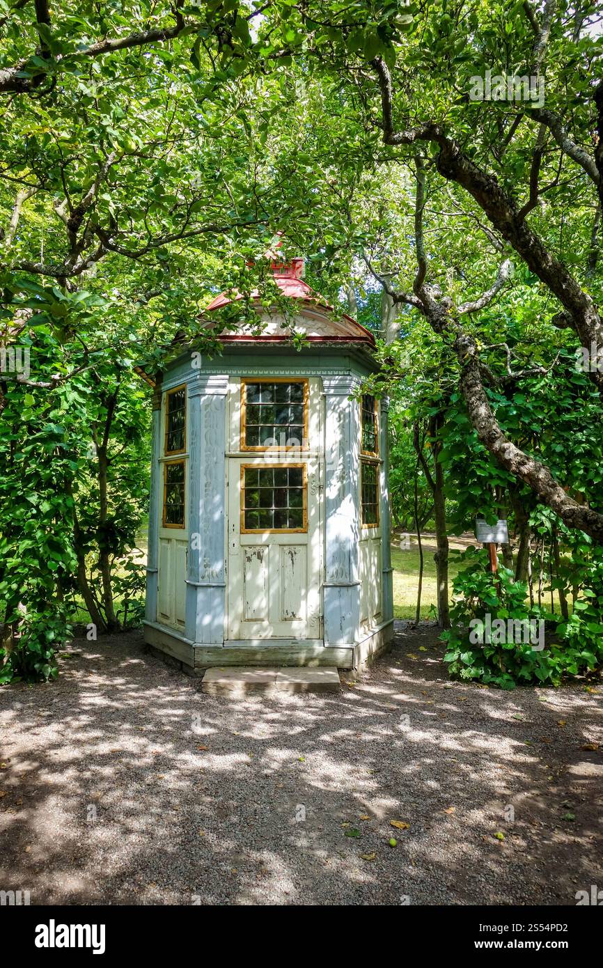 Vecchio gazebo in legno bianco in un parco di Stoccolma, Svezia. Vecchio gazebo in legno in un parco di Stoccolma, Svezia Foto Stock Vecchio gazebo in legno bianco in un parco di Stoccolma, Svezia. Vecchio gazebo in legno in un parco di Stoccolma, Svezia Foto Stock