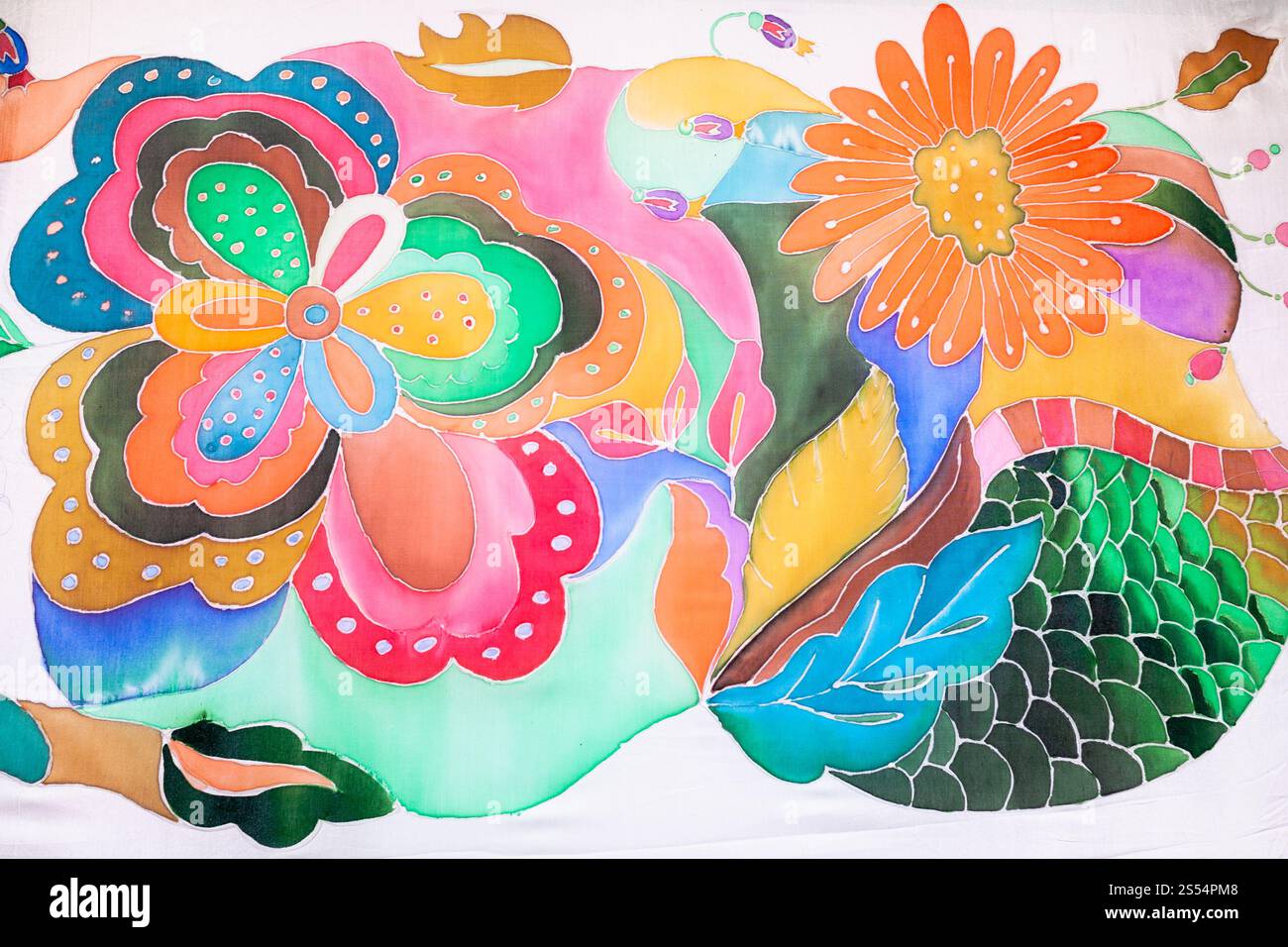 motivo floreale su tela di seta bianca disegnata a mano con tecnica batik a contorno freddo su telaio in legno. motivo floreale disegnato a mano su tela di seta bianca Foto Stock