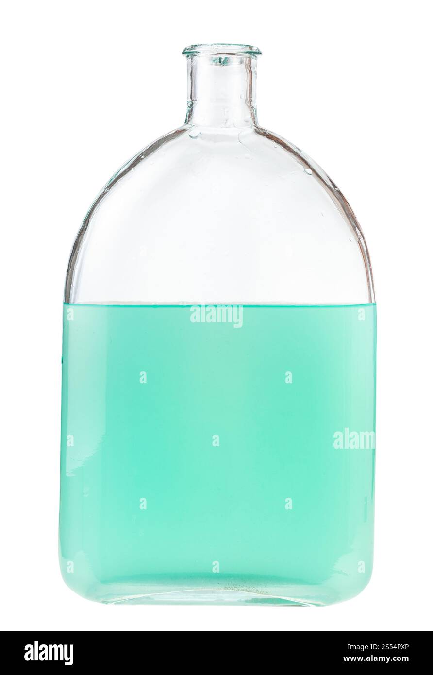 soluzione di acquerello verde in acqua in matraccio di vetro isolato su sfondo bianco. soluzione di acquerello verde in matraccio di vetro Foto Stock