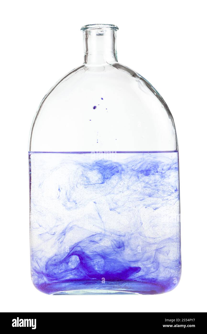 il colorante rosso si dissolve in acqua in un matraccio isolato su sfondo bianco. il colorante rosso si dissolve in acqua in matraccio isolato Foto Stock