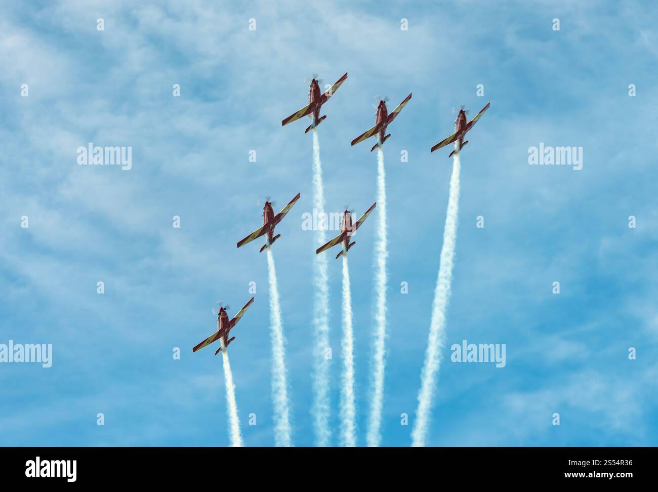 GOLD COAST, QUEENSLAND, AUSTRALIA. 17 AGOSTO 2024. Il team di esibizione acrobatica della Royal Australian Air Force, i Roulettes, pilotano aerei Pilatus PC-21. Foto Stock