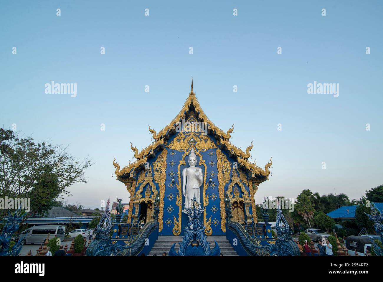 Il Tempio Blu o Wat Rong Suea Ten nella città di Chiang Rai nel nord della Thailandia. Thailand, Chiang Rai, novembre 2019. THAILANDIA CHIANG RAI BLU Foto Stock