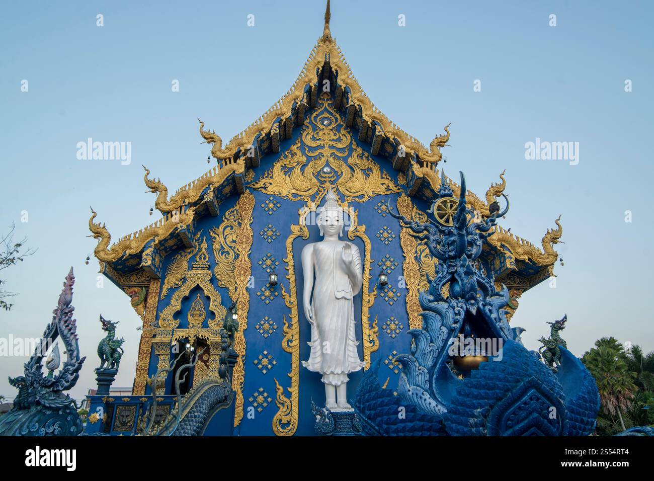 Il Tempio Blu o Wat Rong Suea Ten nella città di Chiang Rai nel nord della Thailandia. Thailand, Chiang Rai, novembre 2019. THAILANDIA CHIANG RAI BLU Foto Stock