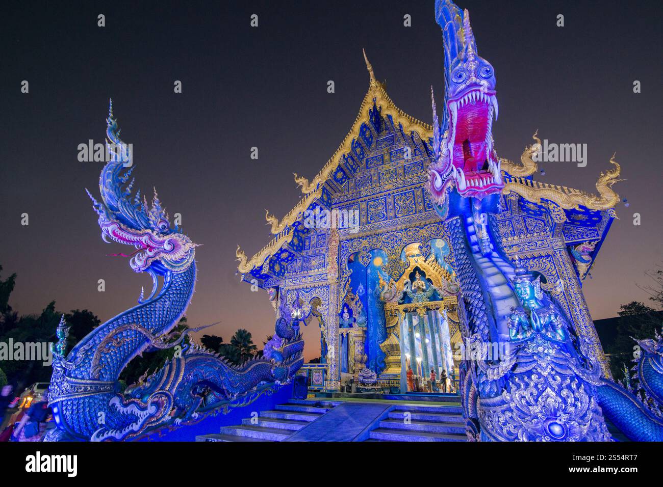 Il Tempio Blu o Wat Rong Suea Ten nella città di Chiang Rai nel nord della Thailandia. Thailand, Chiang Rai, novembre 2019. THAILANDIA CHIANG RAI BLU Foto Stock